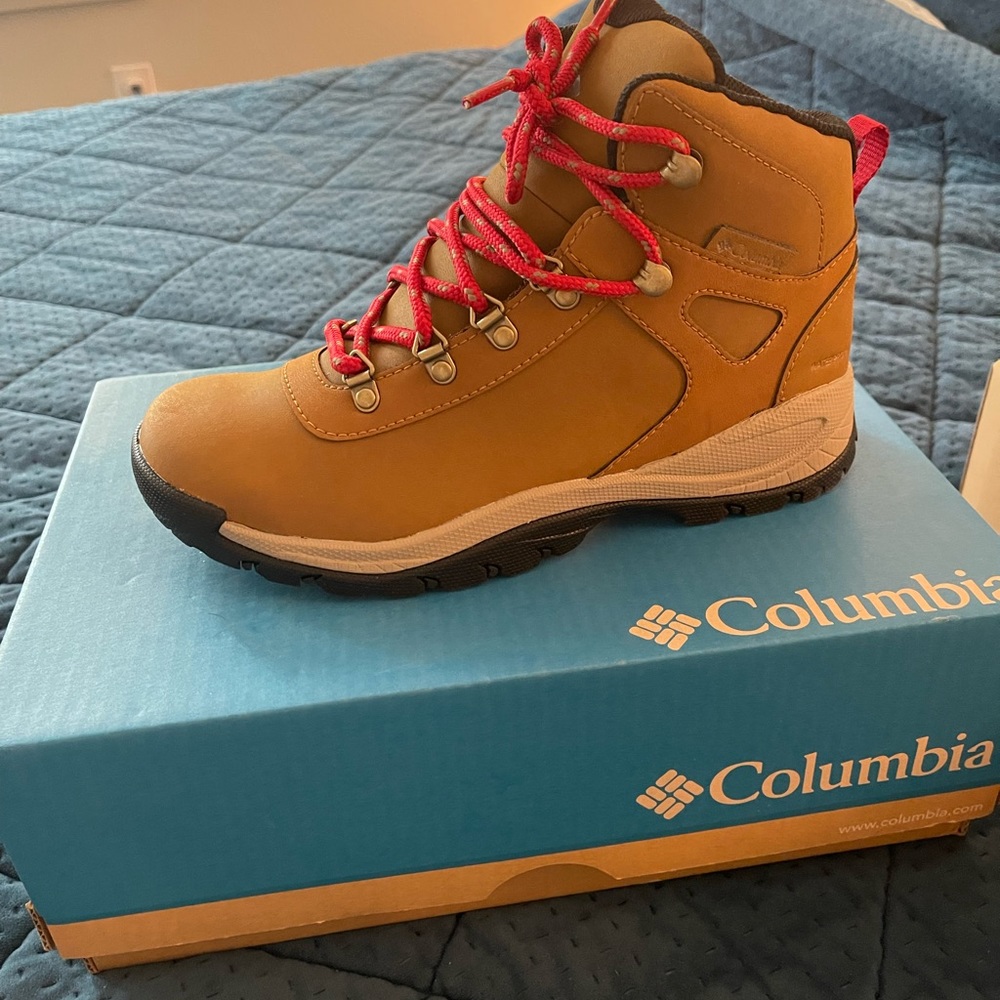Columbia women’s Yoncalla mid waterproof hiking boots
